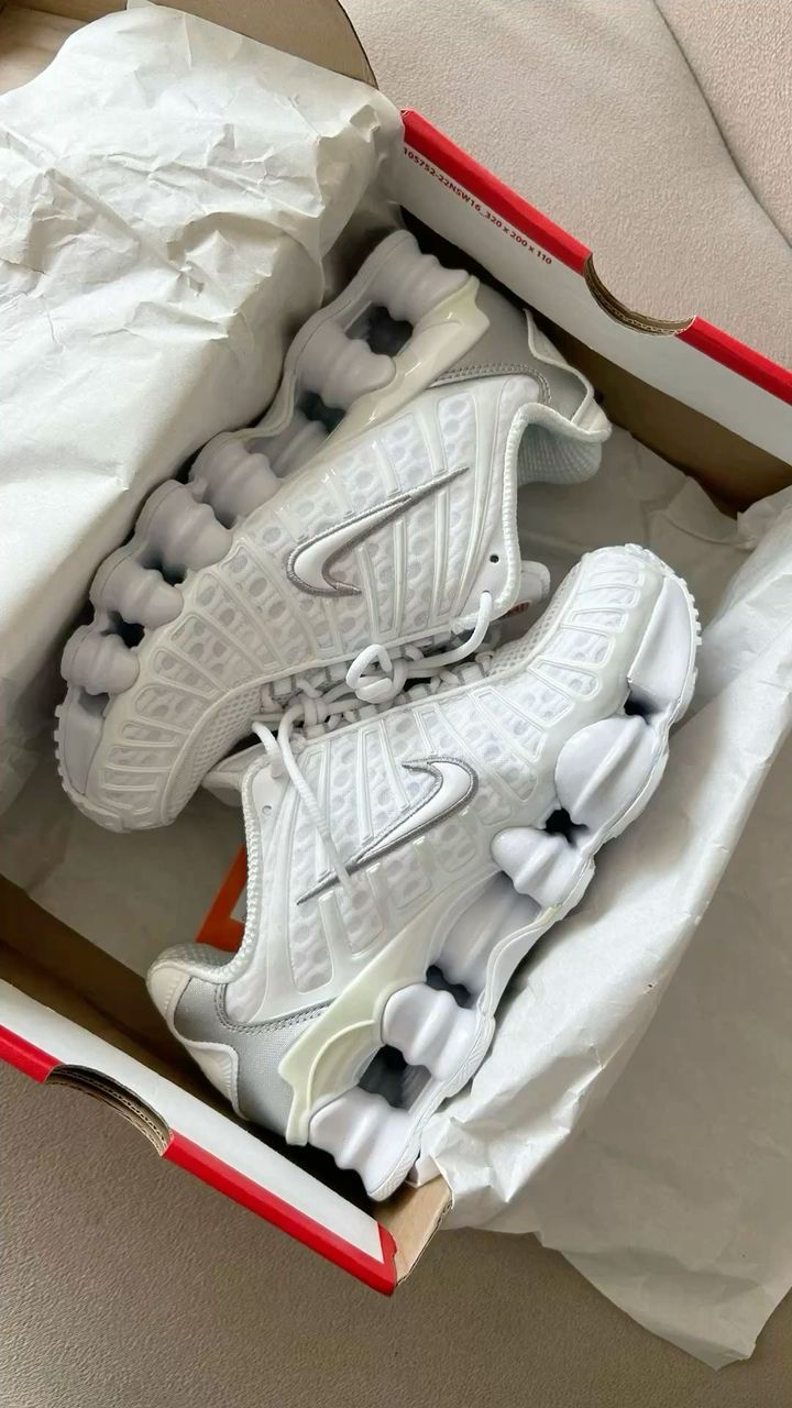 NIKE SHOX