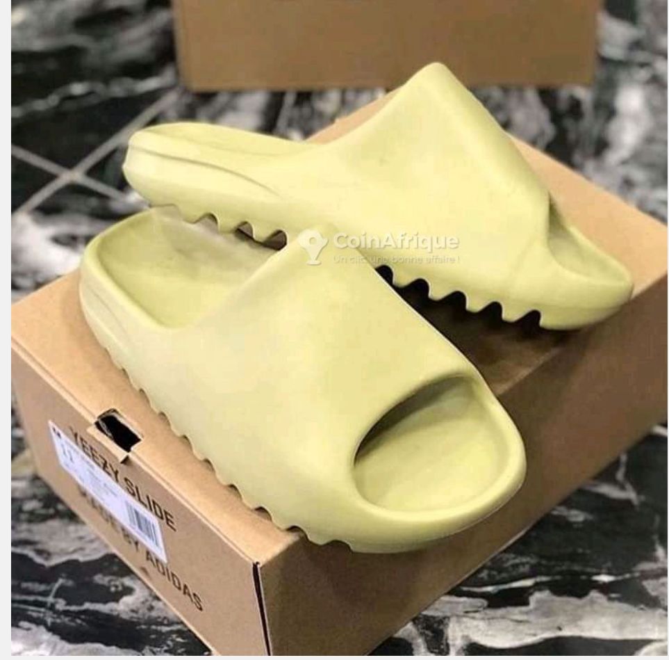 SANDALES YEZZY