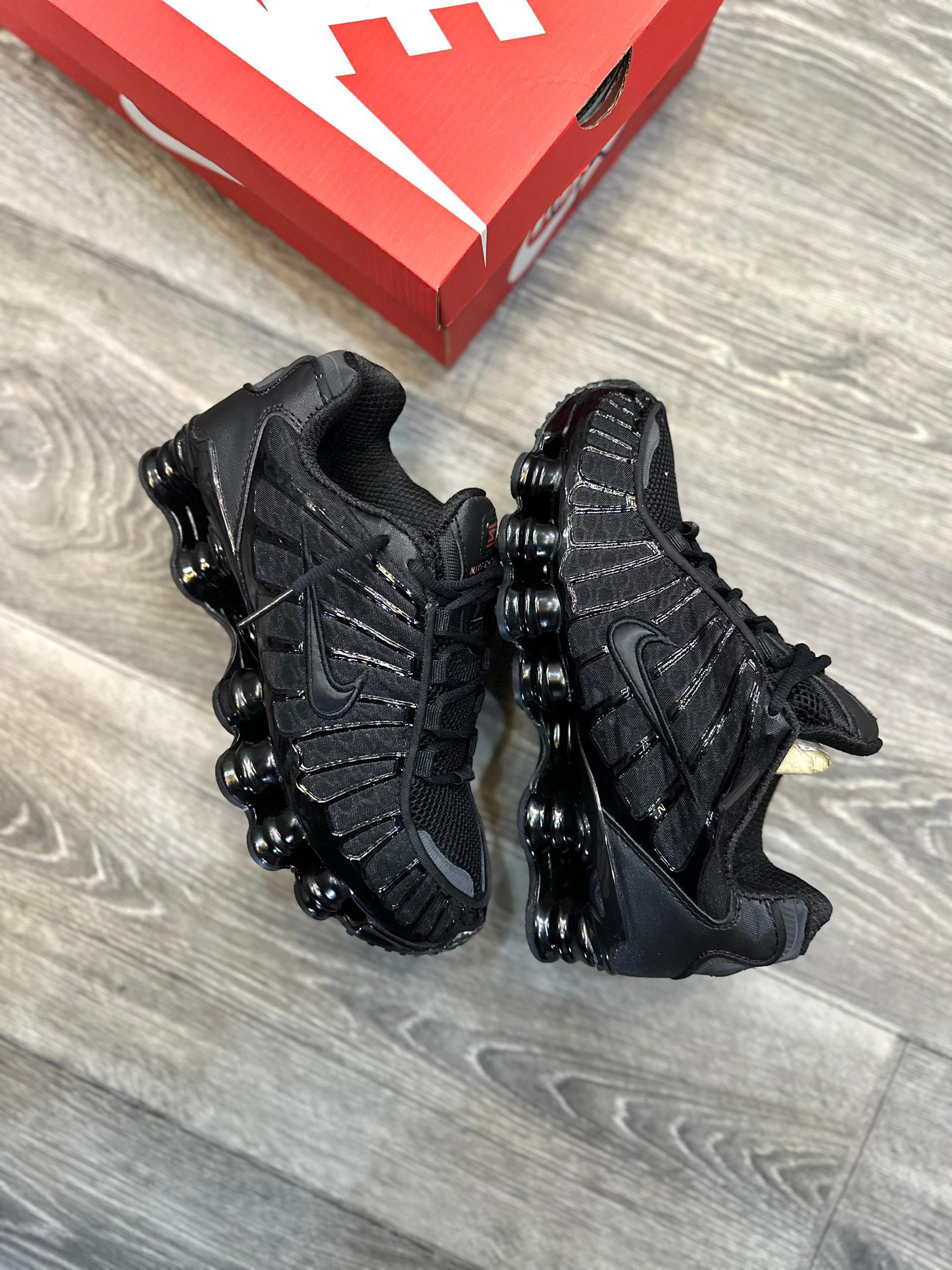 NIKE SHOX
