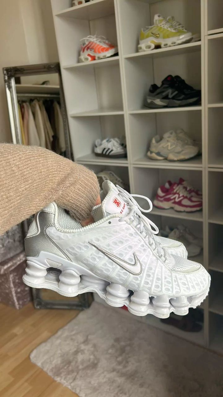 NIKE SHOX