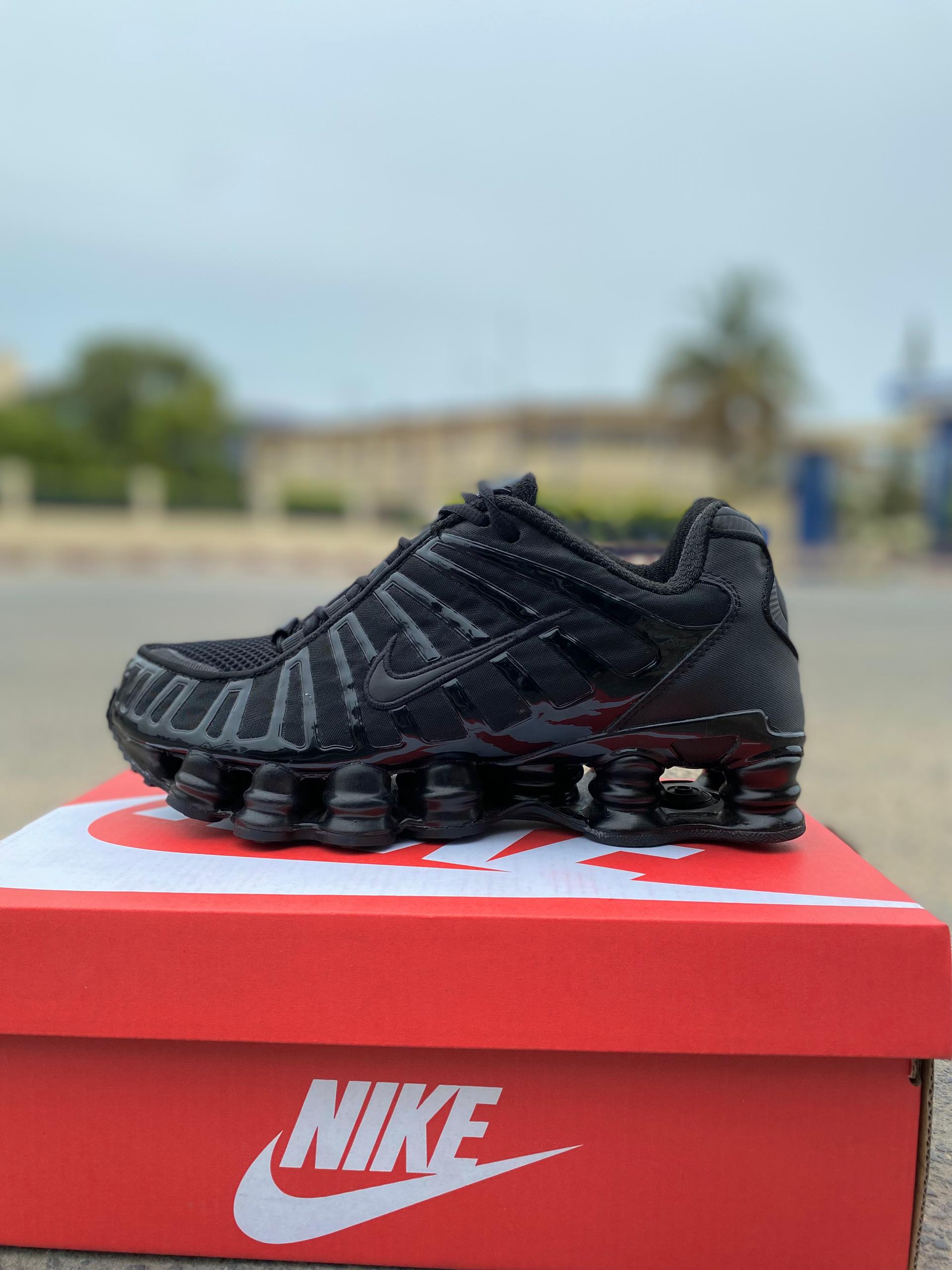 NIKE SHOX