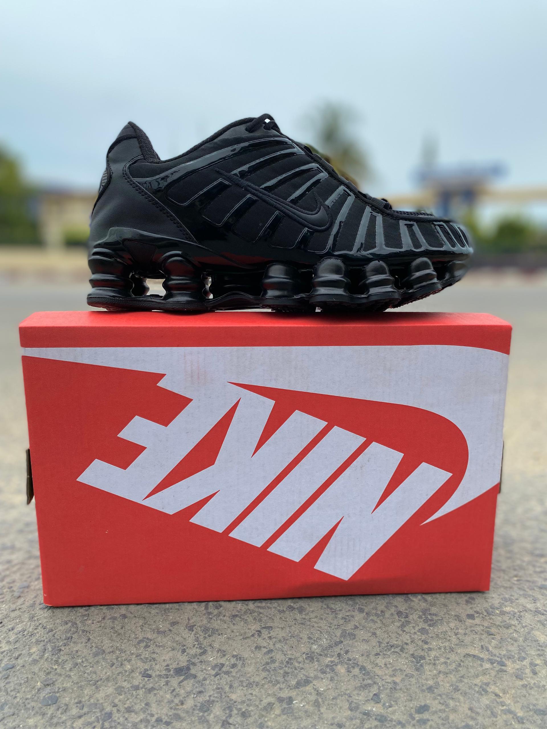 NIKE SHOX
