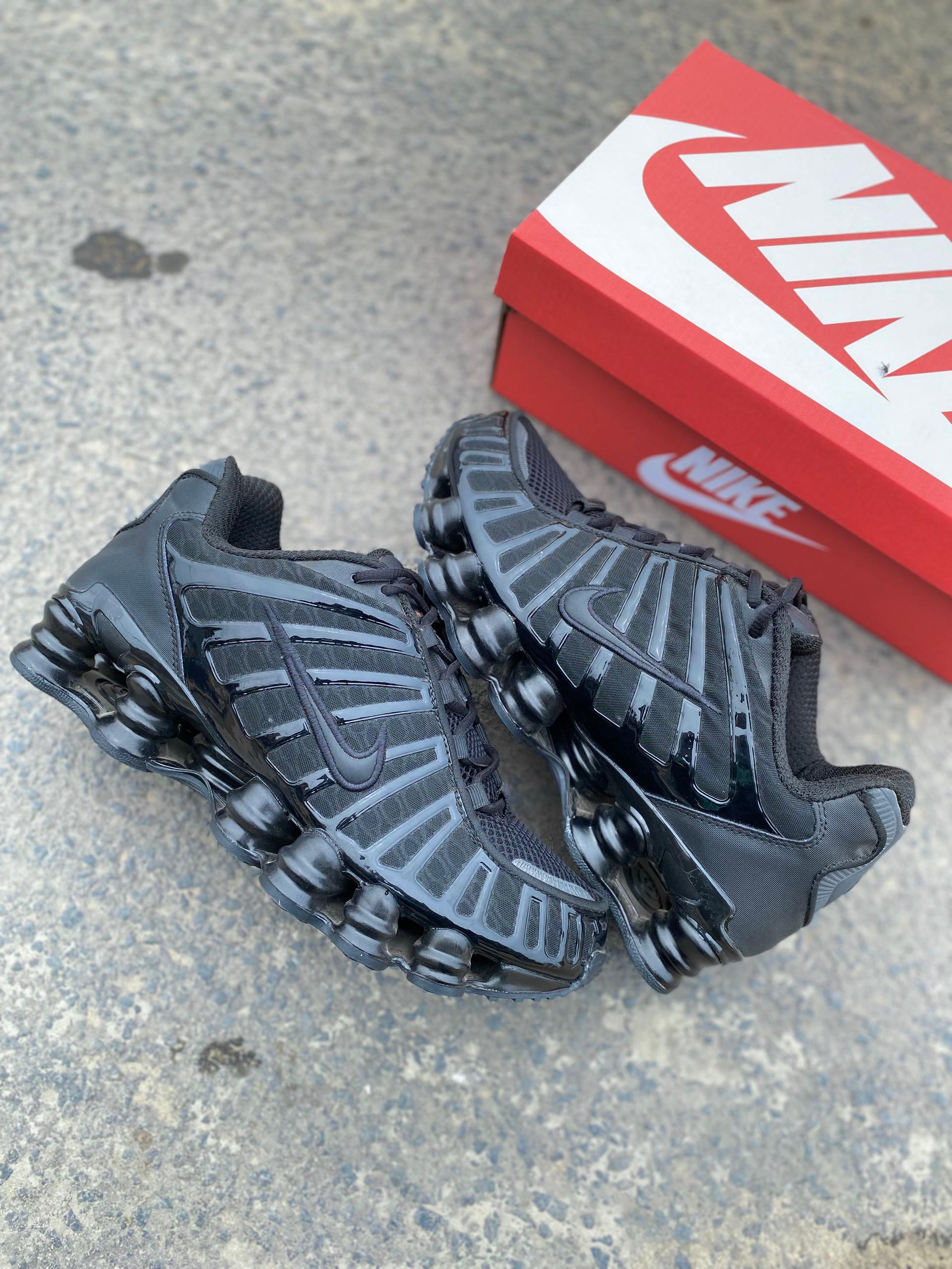 NIKE SHOX